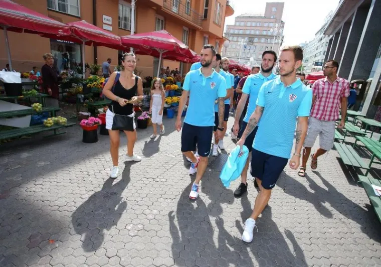 IZAZVALI EUFORIJU U CENTRU ZAGREBA: Kapetan Modrić predvodio Vatrene na druženju s građanima