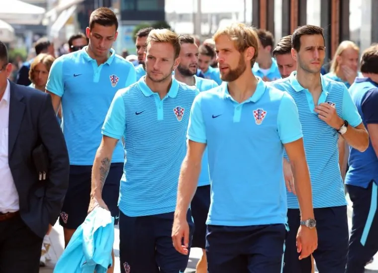 IZAZVALI EUFORIJU U CENTRU ZAGREBA: Kapetan Modrić predvodio Vatrene na druženju s građanima