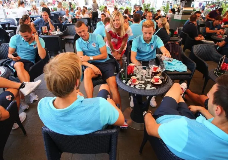 IZAZVALI EUFORIJU U CENTRU ZAGREBA: Kapetan Modrić predvodio Vatrene na druženju s građanima