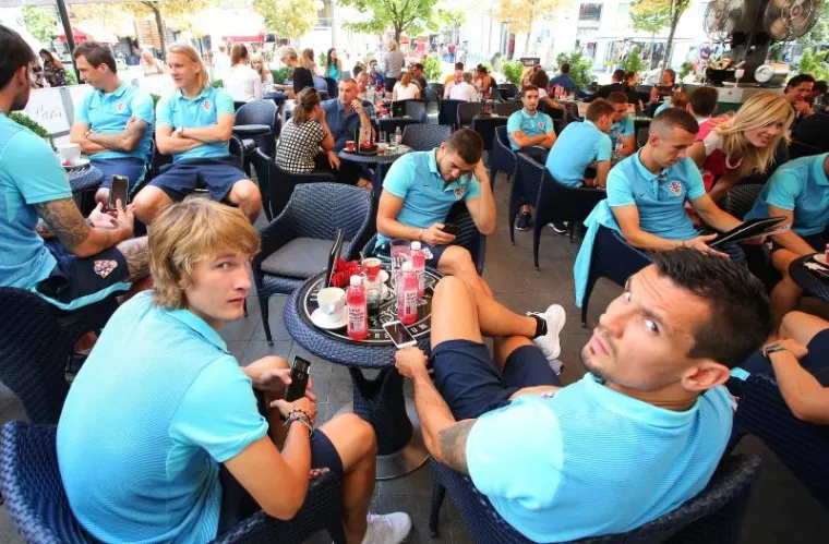 IZAZVALI EUFORIJU U CENTRU ZAGREBA: Kapetan Modrić predvodio Vatrene na druženju s građanima