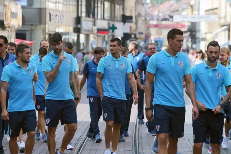 IZAZVALI EUFORIJU U CENTRU ZAGREBA: Kapetan Modrić predvodio Vatrene na druženju s građanima