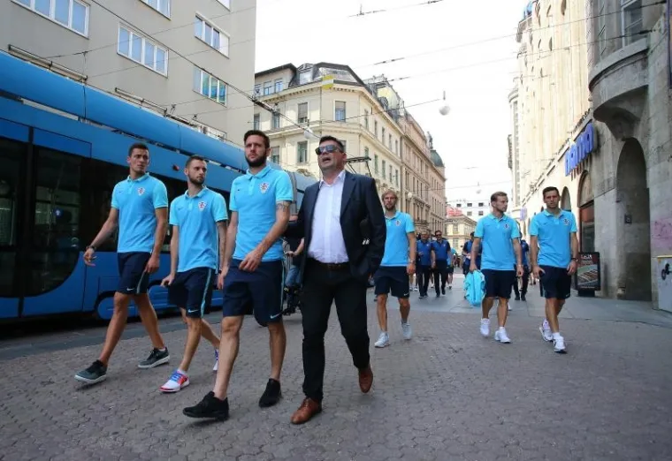 IZAZVALI EUFORIJU U CENTRU ZAGREBA: Kapetan Modrić predvodio Vatrene na druženju s građanima