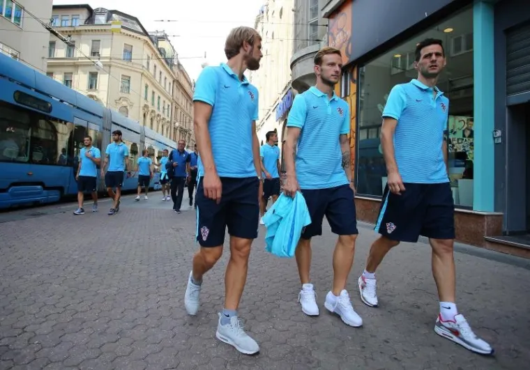 IZAZVALI EUFORIJU U CENTRU ZAGREBA: Kapetan Modrić predvodio Vatrene na druženju s građanima