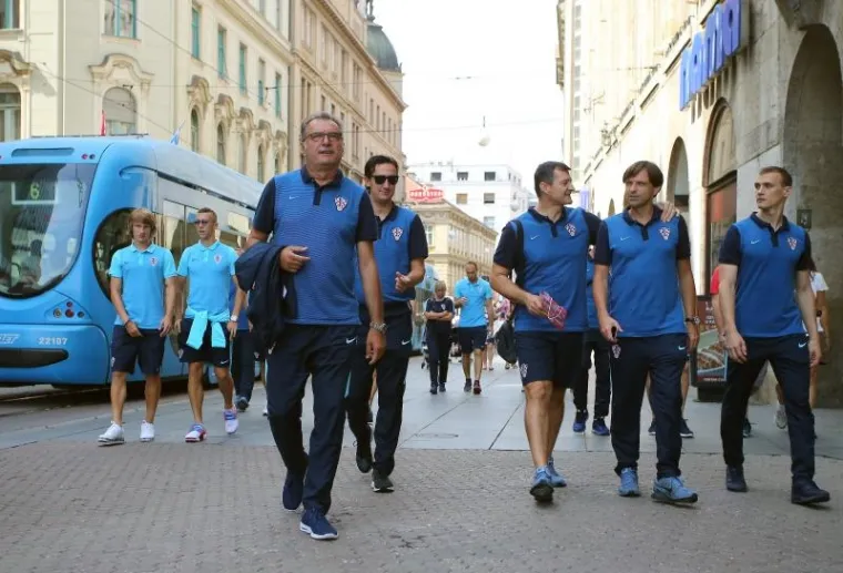 IZAZVALI EUFORIJU U CENTRU ZAGREBA: Kapetan Modrić predvodio Vatrene na druženju s građanima