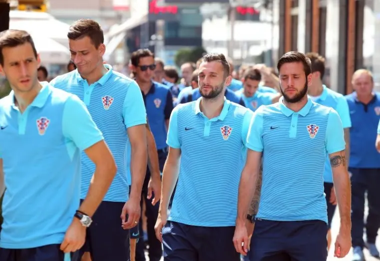 IZAZVALI EUFORIJU U CENTRU ZAGREBA: Kapetan Modrić predvodio Vatrene na druženju s građanima