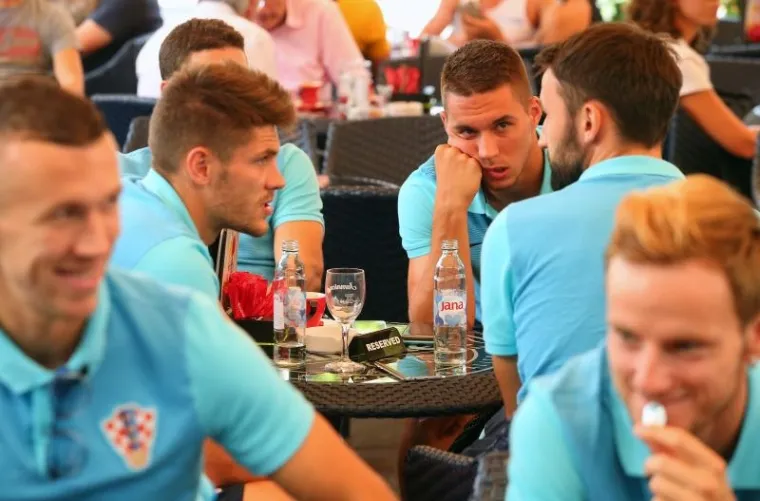 IZAZVALI EUFORIJU U CENTRU ZAGREBA: Kapetan Modrić predvodio Vatrene na druženju s građanima