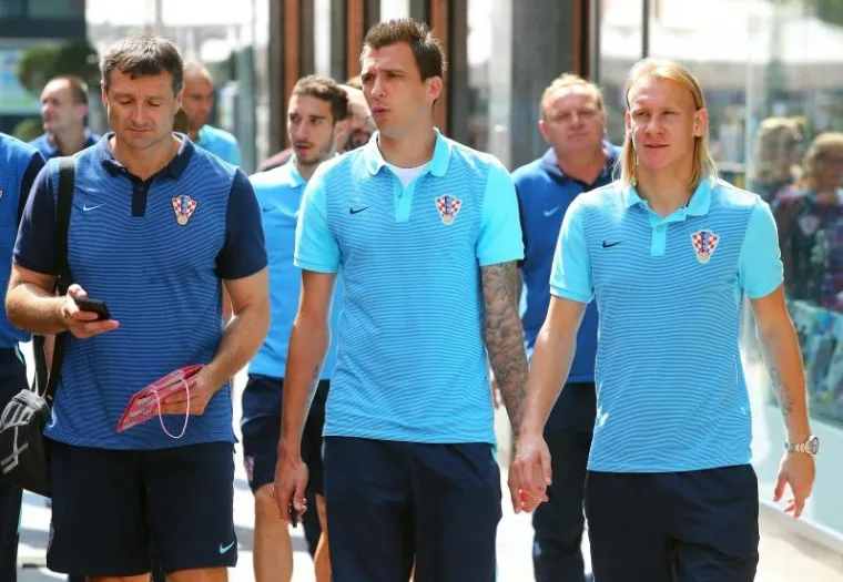 IZAZVALI EUFORIJU U CENTRU ZAGREBA: Kapetan Modrić predvodio Vatrene na druženju s građanima