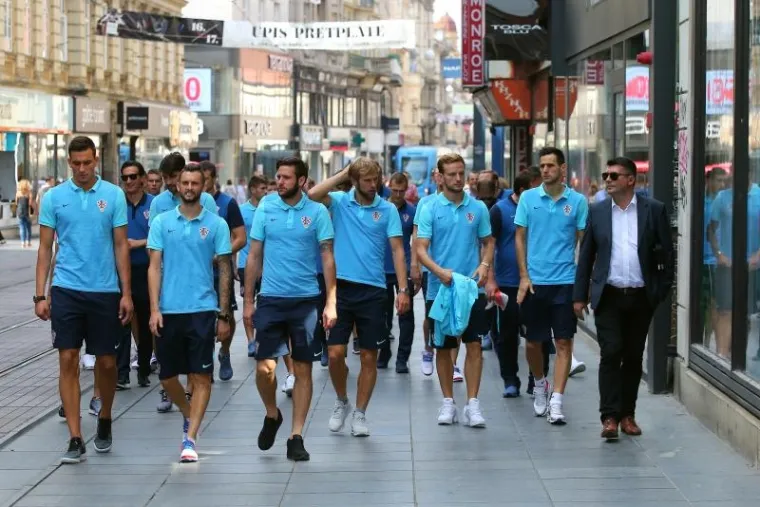 IZAZVALI EUFORIJU U CENTRU ZAGREBA: Kapetan Modrić predvodio Vatrene na druženju s građanima