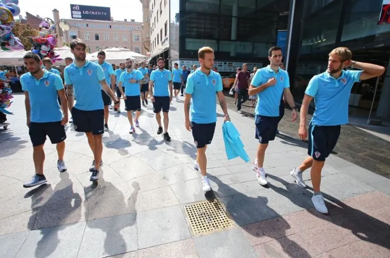 IZAZVALI EUFORIJU U CENTRU ZAGREBA: Kapetan Modrić predvodio Vatrene na druženju s građanima