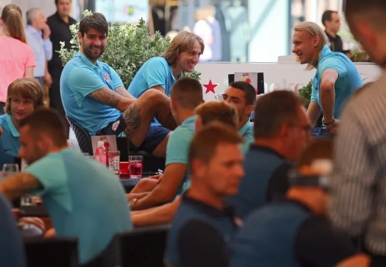 IZAZVALI EUFORIJU U CENTRU ZAGREBA: Kapetan Modrić predvodio Vatrene na druženju s građanima