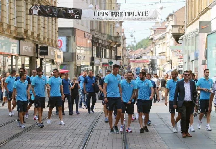 IZAZVALI EUFORIJU U CENTRU ZAGREBA: Kapetan Modrić predvodio Vatrene na druženju s građanima