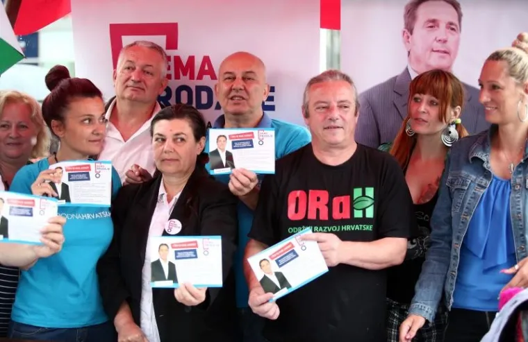 KAKVA KANDIDATKINJA: Na predstavljanju koalicije Stipe Petrine svi su gledali u ženu s bujnim dekolteom i tetovažom na zanimljivom mjestu