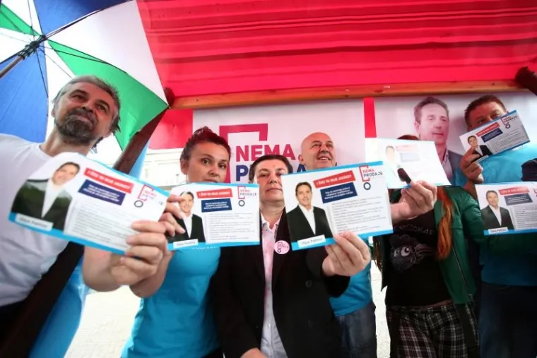 KAKVA KANDIDATKINJA: Na predstavljanju koalicije Stipe Petrine svi su gledali u ženu s bujnim dekolteom i tetovažom na zanimljivom mjestu