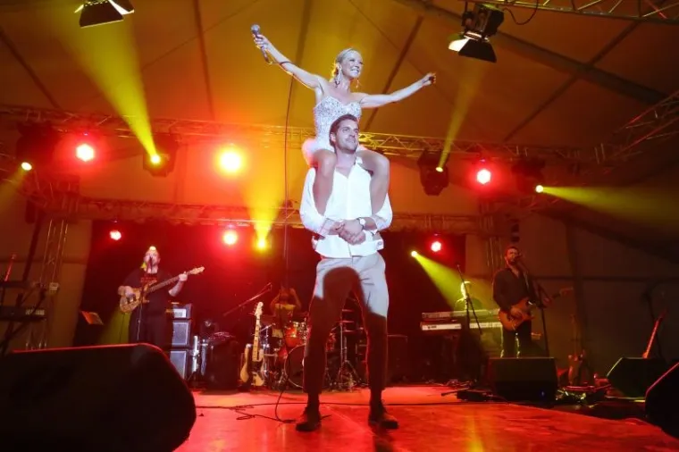 MAJO, DIJAMANTE! &Scaron;uputica zasjala u blje&scaron;tećoj haljinici, pogledajte &scaron;to je napravila jednom sretniku