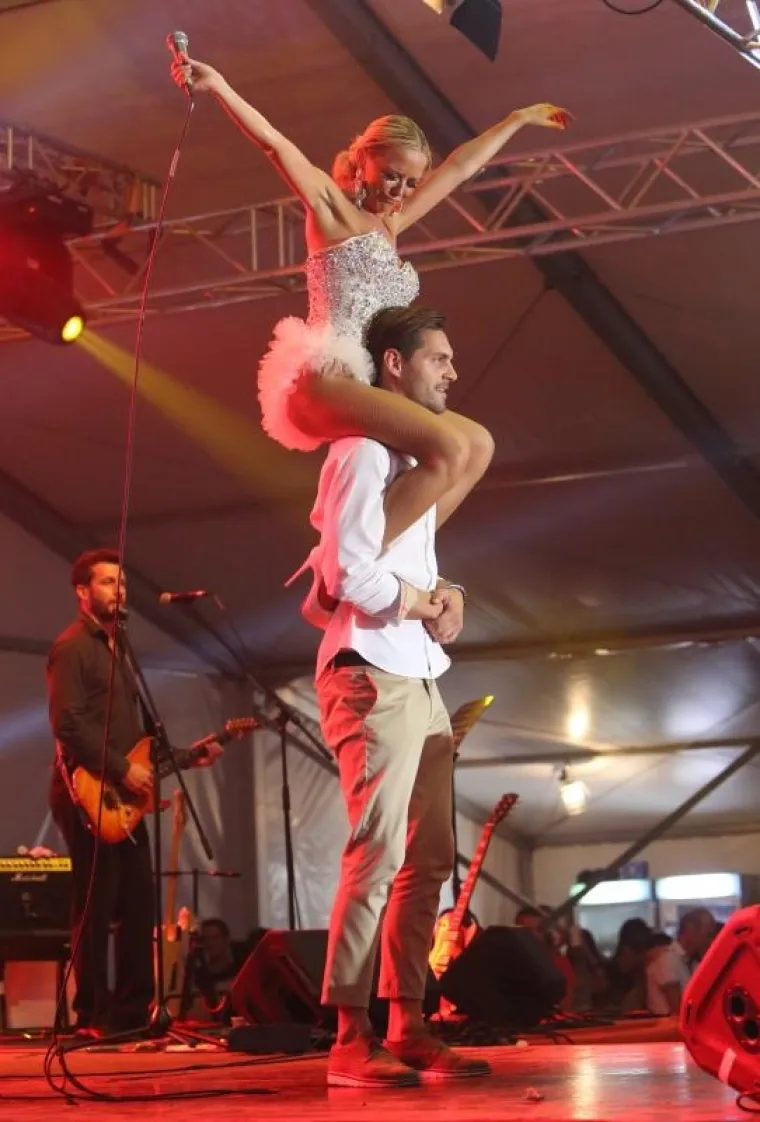 MAJO, DIJAMANTE! &Scaron;uputica zasjala u blje&scaron;tećoj haljinici, pogledajte &scaron;to je napravila jednom sretniku