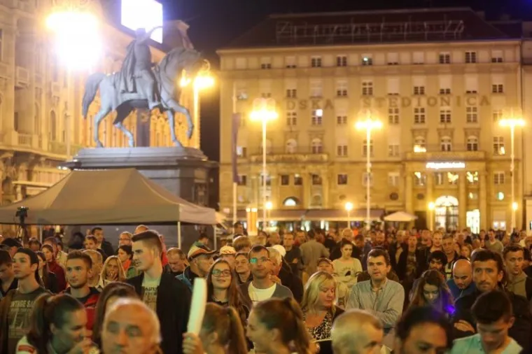 KAKO SE NAVIJALO PROTIV TURSKE: Tribine na Maksimiru zjapile su prazne, ali na Trgu...