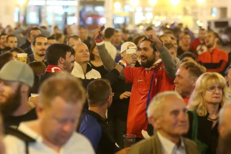 KAKO SE NAVIJALO PROTIV TURSKE: Tribine na Maksimiru zjapile su prazne, ali na Trgu...