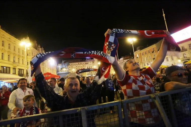 KAKO SE NAVIJALO PROTIV TURSKE: Tribine na Maksimiru zjapile su prazne, ali na Trgu...