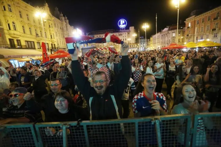 KAKO SE NAVIJALO PROTIV TURSKE: Tribine na Maksimiru zjapile su prazne, ali na Trgu...