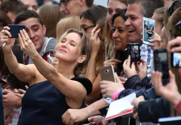Renee Zellweger opet ima svoje 'staro lice': glumica zablistala na premijeri novog filma o Bridget Jones