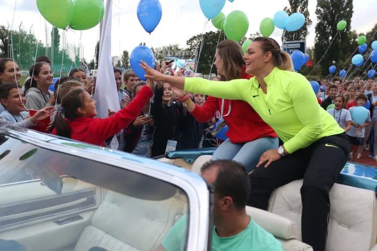 Sara Kolak i Sandra Perković u Cadillacu stigle na otvorenje Hanžeka