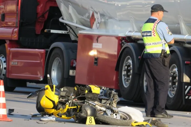 STRA&Scaron;NA NESREĆA U SPLITU: Sudarili se cisterna i motocikl, vozač se bori za život u bolnici