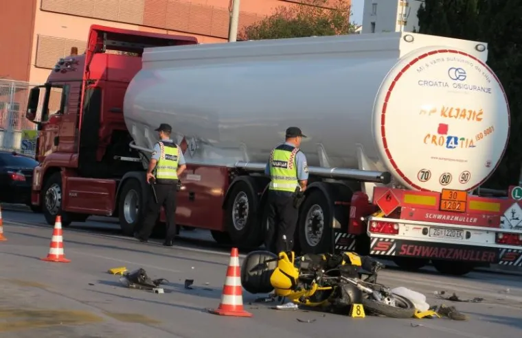 STRA&Scaron;NA NESREĆA U SPLITU: Sudarili se cisterna i motocikl, vozač se bori za život u bolnici