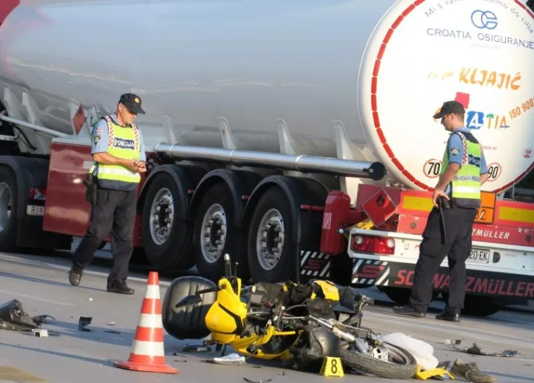 STRA&Scaron;NA NESREĆA U SPLITU: Sudarili se cisterna i motocikl, vozač se bori za život u bolnici