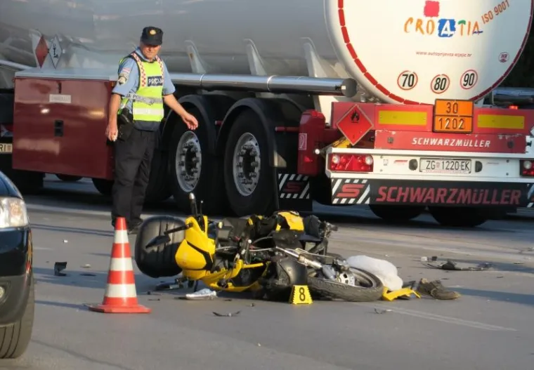 STRA&Scaron;NA NESREĆA U SPLITU: Sudarili se cisterna i motocikl, vozač se bori za život u bolnici