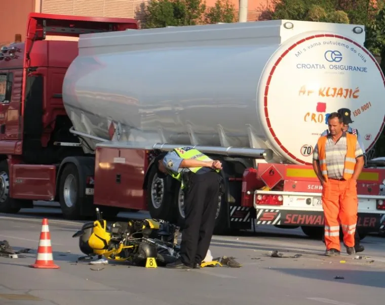STRA&Scaron;NA NESREĆA U SPLITU: Sudarili se cisterna i motocikl, vozač se bori za život u bolnici