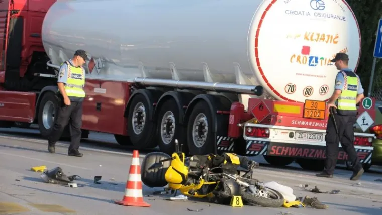 STRA&Scaron;NA NESREĆA U SPLITU: Sudarili se cisterna i motocikl, vozač se bori za život u bolnici