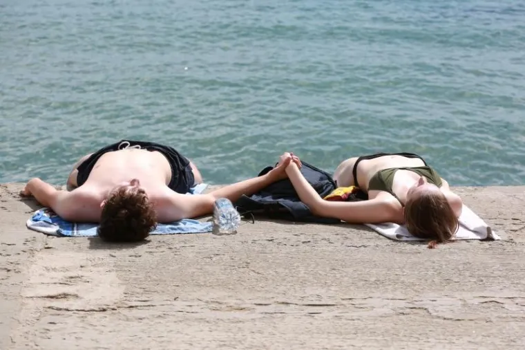 NAKON JUČERA&Scaron;NJIH OBLAKA... Danas na splitskim Bačvicama bujne grudi niknule poput suncokreta