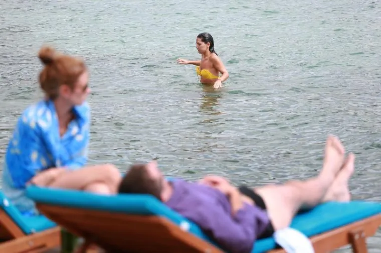 NAKON JUČERA&Scaron;NJIH OBLAKA... Danas na splitskim Bačvicama bujne grudi niknule poput suncokreta