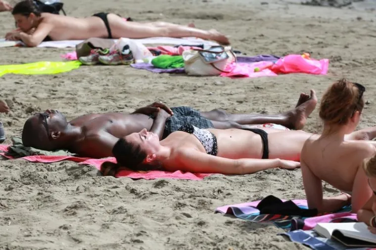 NAKON JUČERA&Scaron;NJIH OBLAKA... Danas na splitskim Bačvicama bujne grudi niknule poput suncokreta