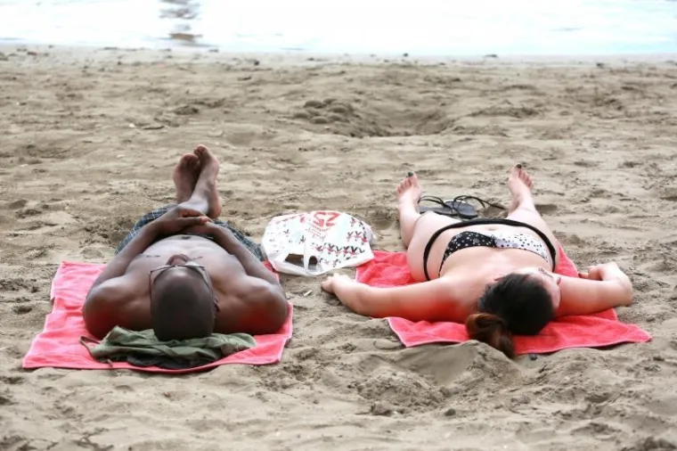 NAKON JUČERA&Scaron;NJIH OBLAKA... Danas na splitskim Bačvicama bujne grudi niknule poput suncokreta