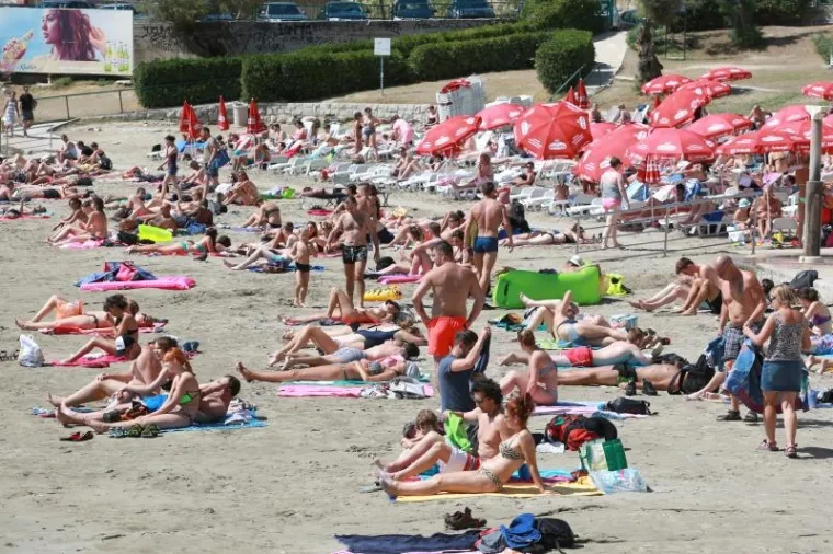 NAKON JUČERA&Scaron;NJIH OBLAKA... Danas na splitskim Bačvicama bujne grudi niknule poput suncokreta