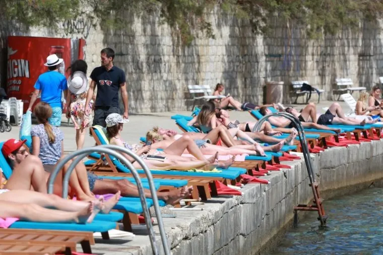 NAKON JUČERA&Scaron;NJIH OBLAKA... Danas na splitskim Bačvicama bujne grudi niknule poput suncokreta