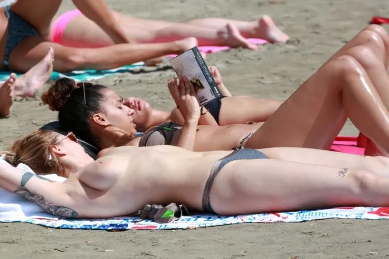 NAKON JUČERA&Scaron;NJIH OBLAKA... Danas na splitskim Bačvicama bujne grudi niknule poput suncokreta