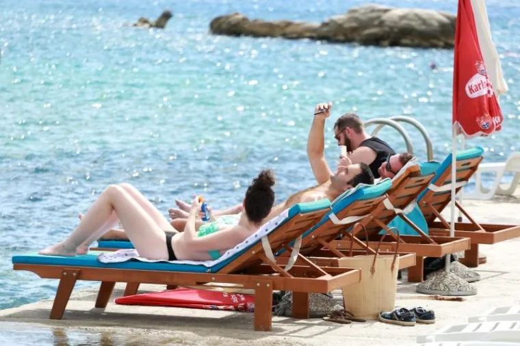 NAKON JUČERA&Scaron;NJIH OBLAKA... Danas na splitskim Bačvicama bujne grudi niknule poput suncokreta