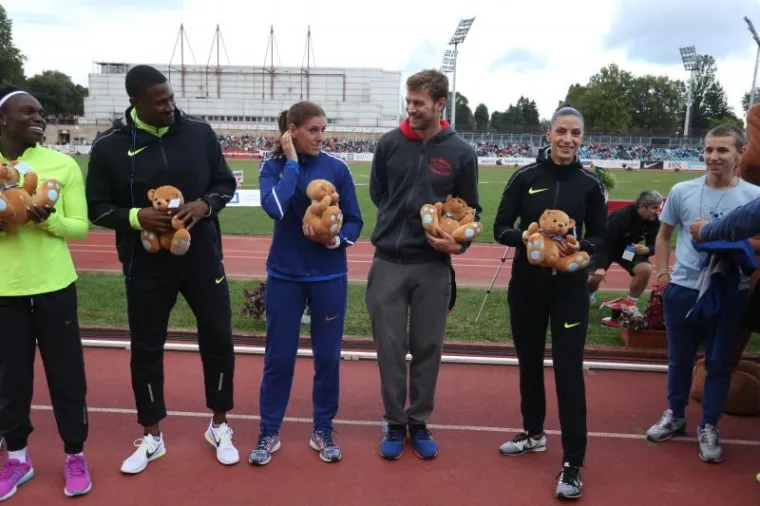 KAKAV DOLAZAK NA LEGENDARNI HANŽEK: Zlatne olimpijke Sandra i Sara dovezle se na miting u Cadillacu!