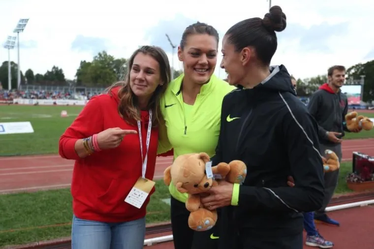 KAKAV DOLAZAK NA LEGENDARNI HANŽEK: Zlatne olimpijke Sandra i Sara dovezle se na miting u Cadillacu!