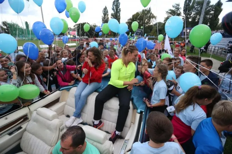 KAKAV DOLAZAK NA LEGENDARNI HANŽEK: Zlatne olimpijke Sandra i Sara dovezle se na miting u Cadillacu!