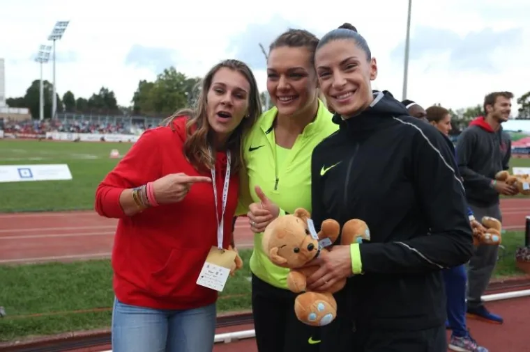 KAKAV DOLAZAK NA LEGENDARNI HANŽEK: Zlatne olimpijke Sandra i Sara dovezle se na miting u Cadillacu!