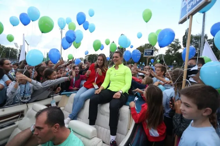 KAKAV DOLAZAK NA LEGENDARNI HANŽEK: Zlatne olimpijke Sandra i Sara dovezle se na miting u Cadillacu!
