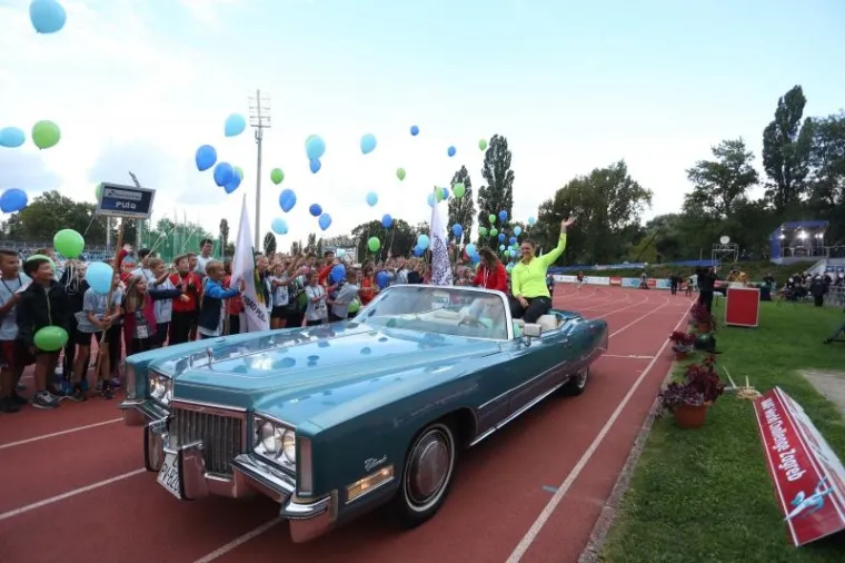 KAKAV DOLAZAK NA LEGENDARNI HANŽEK: Zlatne olimpijke Sandra i Sara dovezle se na miting u Cadillacu!
