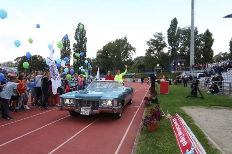 KAKAV DOLAZAK NA LEGENDARNI HANŽEK: Zlatne olimpijke Sandra i Sara dovezle se na miting u Cadillacu!