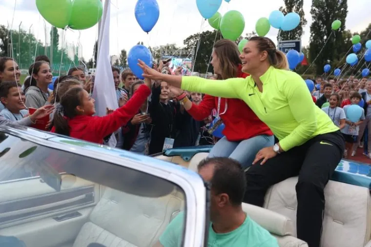 KAKAV DOLAZAK NA LEGENDARNI HANŽEK: Zlatne olimpijke Sandra i Sara dovezle se na miting u Cadillacu!