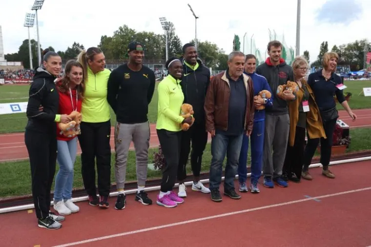 KAKAV DOLAZAK NA LEGENDARNI HANŽEK: Zlatne olimpijke Sandra i Sara dovezle se na miting u Cadillacu!