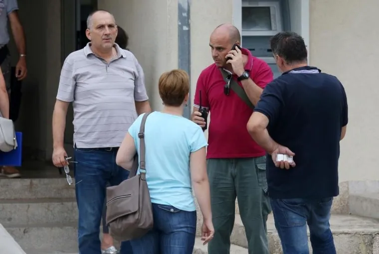 PLJAČKA U TRIBUNJU: Grad pod opsadom, duge cijevi na ulicama