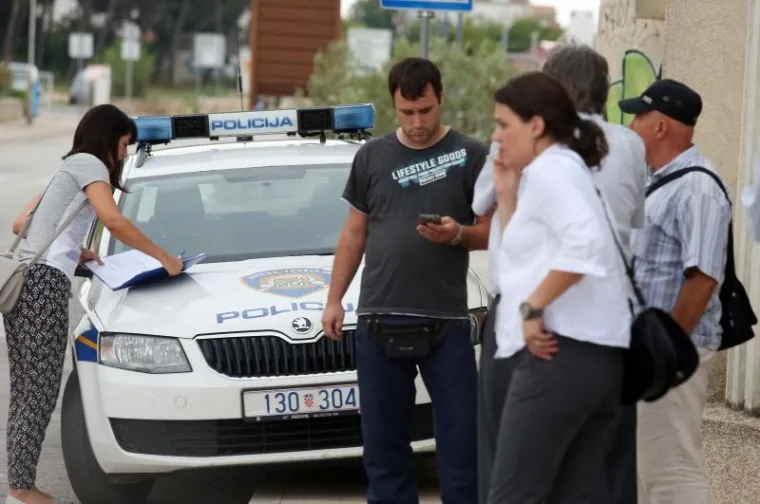 PLJAČKA U TRIBUNJU: Grad pod opsadom, duge cijevi na ulicama
